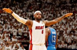 詹姆斯重返赛场，夺冠首场状态出色，美国队观众沸腾！