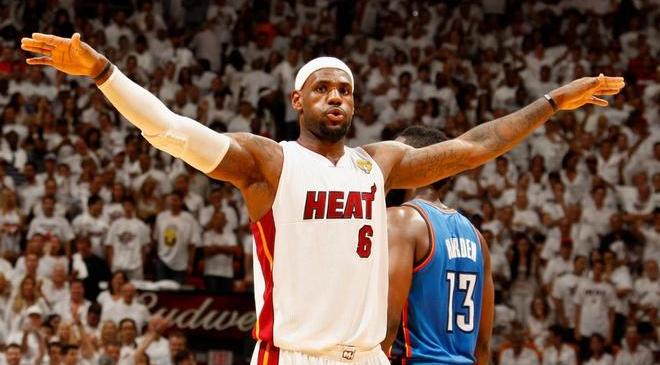 詹姆斯重返赛场，夺冠首场状态出色，美国队观众沸腾！