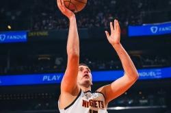 穆古鲁扎迎来二十赛季出色发挥，塞尔维亚队观众热烈欢呼！